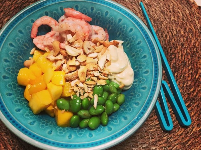 Poké bowl med räkor, mango, cashewnötter och sriracha-majjo